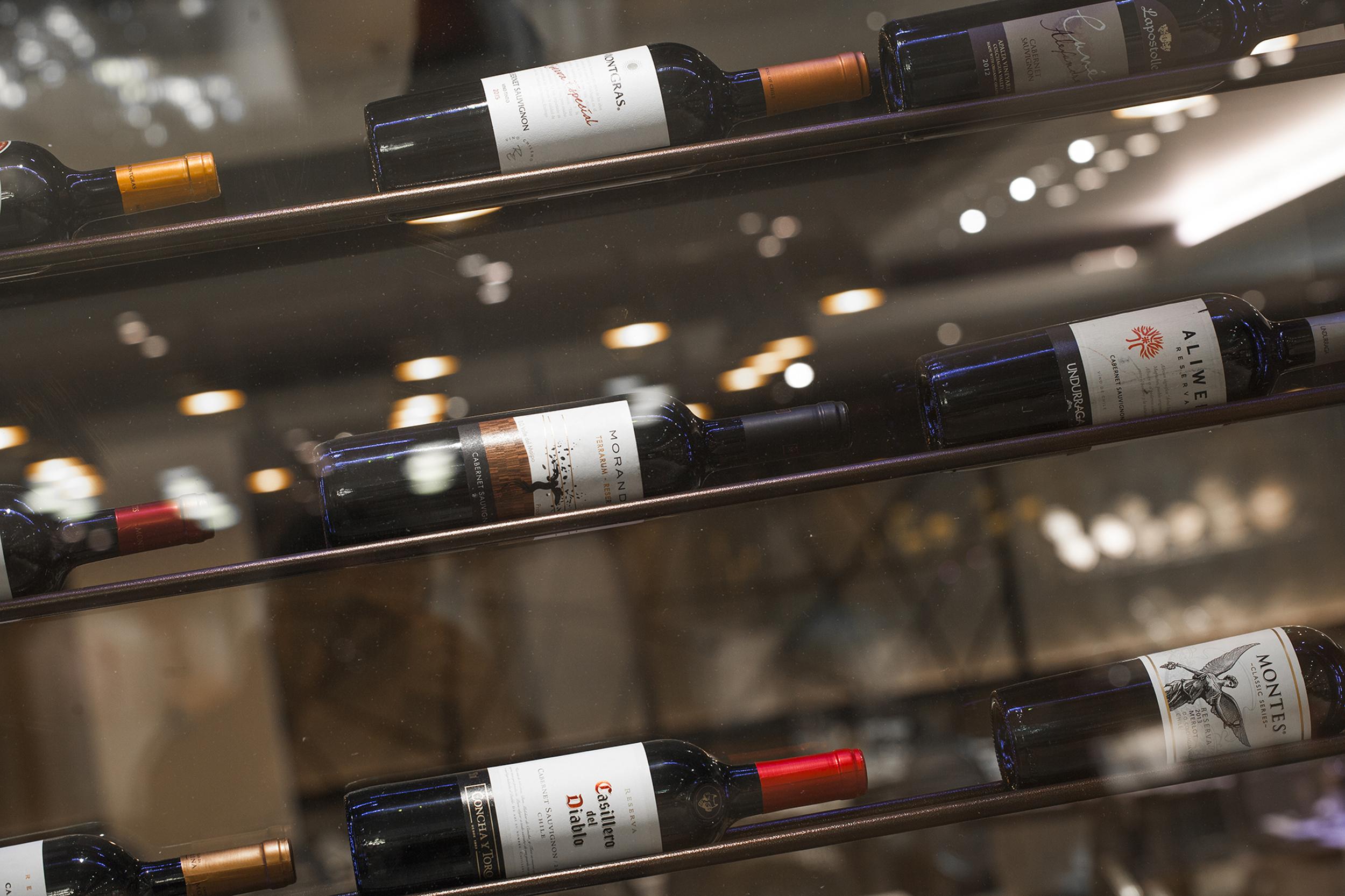 Hotel Regal Pacific Сантьяго Екстер'єр фото Wine bottles