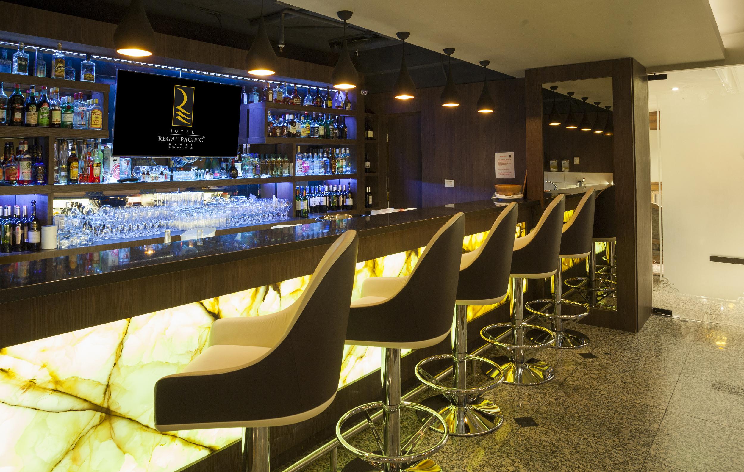 Hotel Regal Pacific Сантьяго Екстер'єр фото The bar at the R Lounge