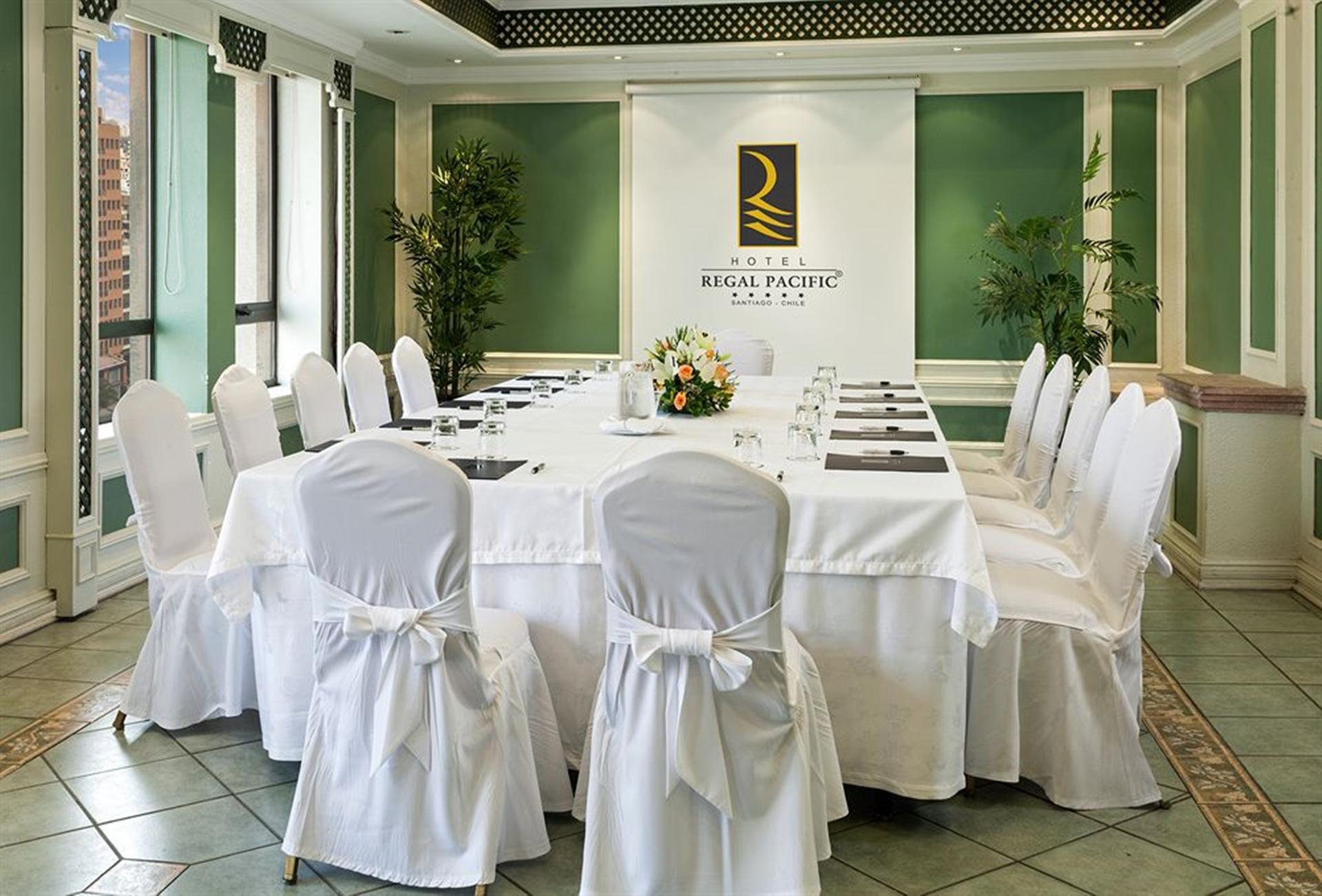 Hotel Regal Pacific Сантьяго Екстер'єр фото A meeting room at the Royal Pacific Hotel