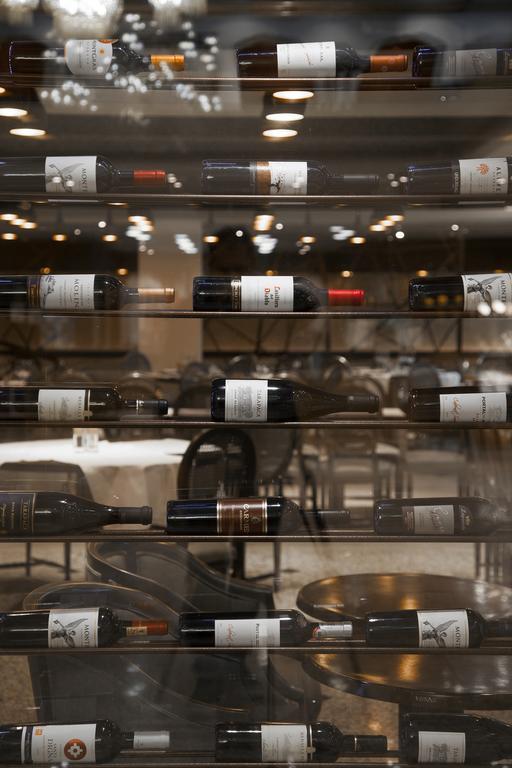 Hotel Regal Pacific Сантьяго Екстер'єр фото Wine bottles at a restaurant
