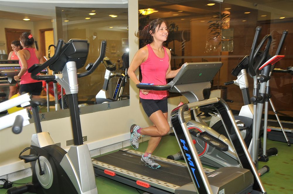 Hotel Regal Pacific Сантьяго Екстер'єр фото A woman on a treadmill